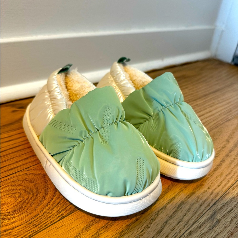Kids slippers. Size 10.5-11.5. New